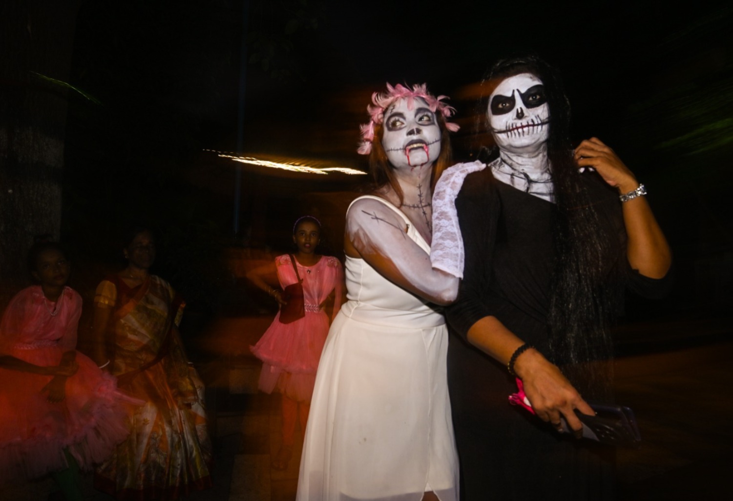 ‘স্পন্দন’ (Spondon) আয়োজিত হ্যালোউইনের পঞ্চম বর্ষে রবীন্দ্রসদন–নন্দন চত্বর ভরে উঠল রঙিন আলো, ভয় ধরানো সাজসজ্জা আর উচ্ছ্বাসে। পশ্চিমী সভ্যতায় সাধারণত ৩১ অক্টোবর হ্যালোউইন পালিত হয়, কিন্তু কলকাতায় আয়োজিত হয় একদিন আগেই। (ছবি তুলেছেন শুভম সাহা)